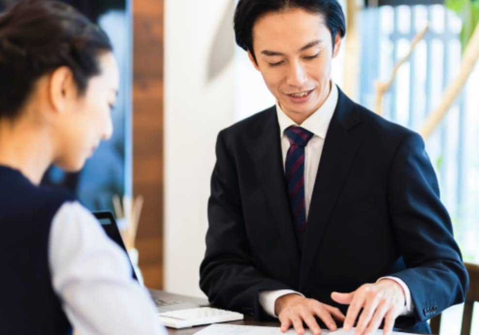 笑顔で会話するビジネスマンたちの様子