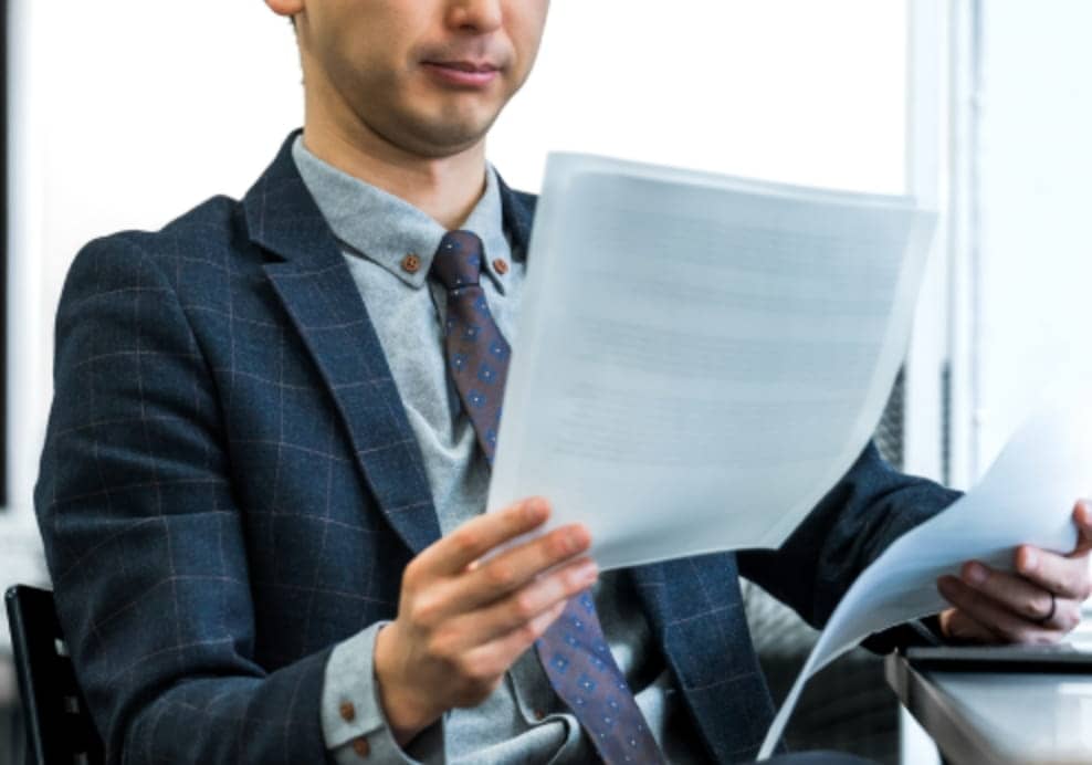 書類を確認するスーツ姿の男性
