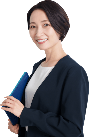 スーツ姿の女性が書類を持ち笑顔で立つ